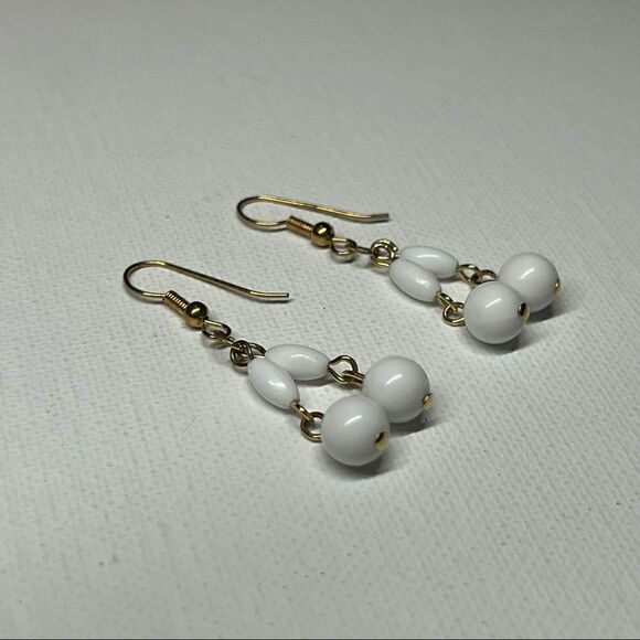 VintageβDemiβParureβWhiteβBeadedβNecklaceΒ w/βMatchingβHookβEarrings - Picture 10 of 11